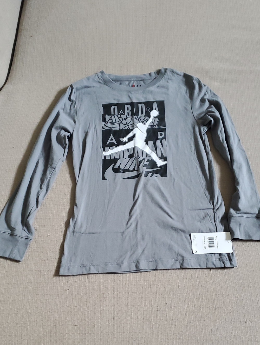Jordan Kids Long-Sleeve Graphic Tee in Light Gray with White Jumpman